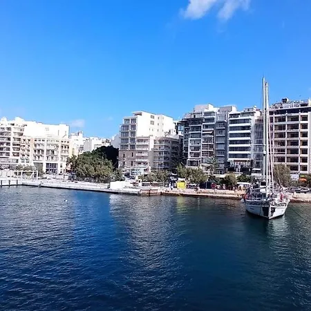 Lejlighed Unique Seafront Triplex Penthouse With Panoramic Bedroom & Rooftop Jacuzzi Overlooking Valletta