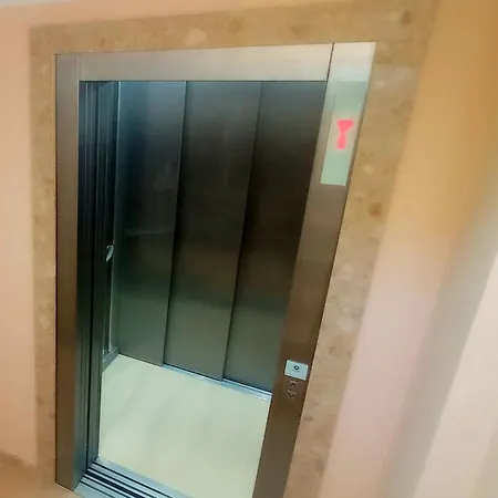 Unique Seafront Triplex Penthouse With Panoramic Bedroom & Rooftop Jacuzzi Overlooking Valletta Lejlighed