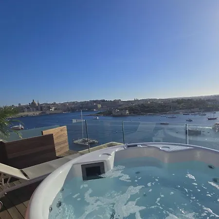 Lejlighed Unique Seafront Triplex Penthouse With Panoramic Bedroom & Rooftop Jacuzzi Overlooking Valletta *