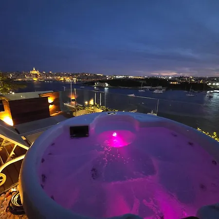 Lejlighed Unique Seafront Triplex Penthouse With Panoramic Bedroom & Rooftop Jacuzzi Overlooking Valletta *