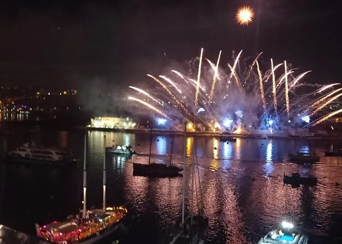 Unique Seafront Triplex Penthouse With Panoramic Bedroom & Rooftop Jacuzzi Overlooking Valletta Apartment *