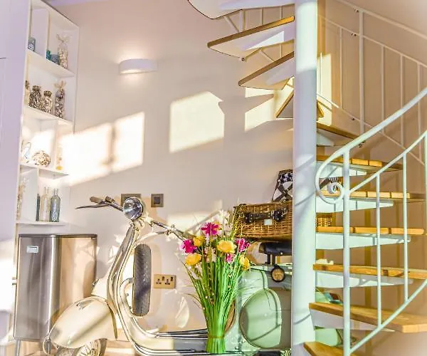 Unique Seafront Triplex Penthouse With Panoramic Bedroom & Rooftop Jacuzzi Overlooking Valletta *