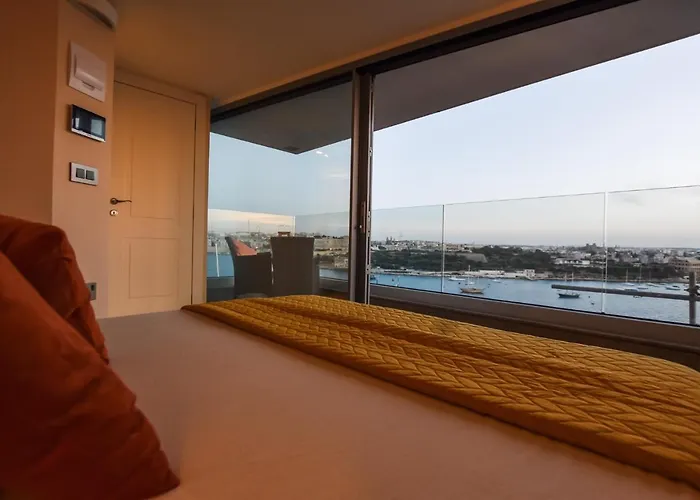 Unique Seafront Triplex Penthouse With Panoramic Bedroom & Rooftop Jacuzzi Overlooking Valletta Apartment *