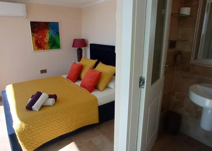 Apartment Unique Seafront Triplex Penthouse With Panoramic Bedroom & Rooftop Jacuzzi Overlooking Valletta *