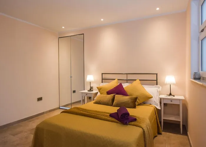 Unique Seafront Triplex Penthouse With Panoramic Bedroom & Rooftop Jacuzzi Overlooking Valletta Apartment *