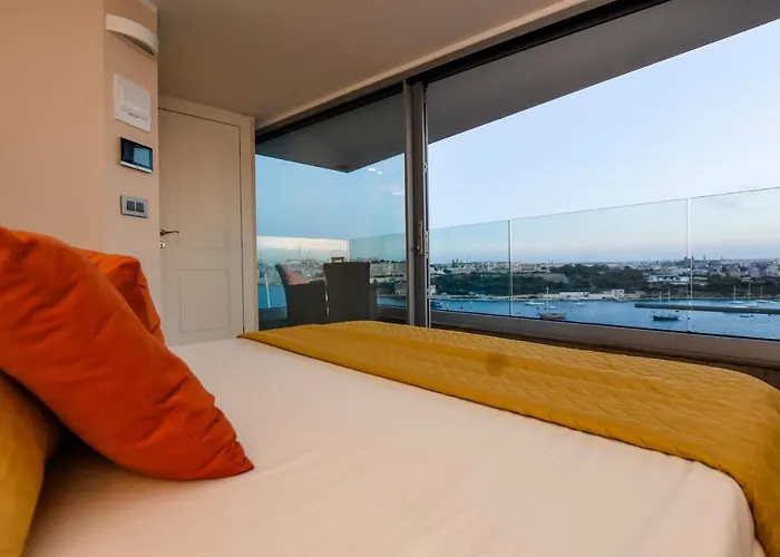 Apartment Unique Seafront Triplex Penthouse With Panoramic Bedroom & Rooftop Jacuzzi Overlooking Valletta *
