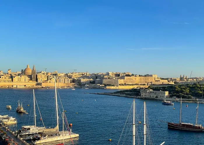 Unique Seafront Triplex Penthouse With Panoramic Bedroom & Rooftop Jacuzzi Overlooking Valletta Apartment *