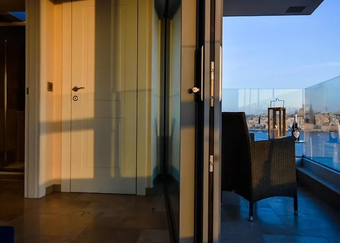 Unique Seafront Triplex Penthouse With Panoramic Bedroom & Rooftop Jacuzzi Overlooking Valletta Apartment *