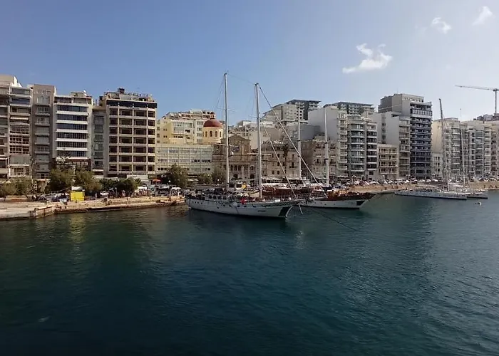 Apartment Unique Seafront Triplex Penthouse With Panoramic Bedroom & Rooftop Jacuzzi Overlooking Valletta