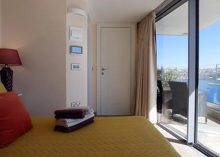 Unique Seafront Triplex Penthouse With Panoramic Bedroom & Rooftop Jacuzzi Overlooking Valletta * Sliema