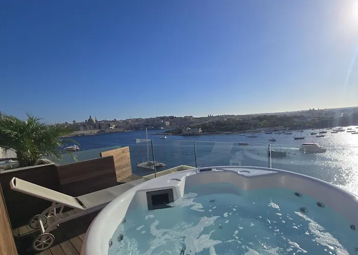 Apartment Unique Seafront Triplex Penthouse With Panoramic Bedroom & Rooftop Jacuzzi Overlooking Valletta *