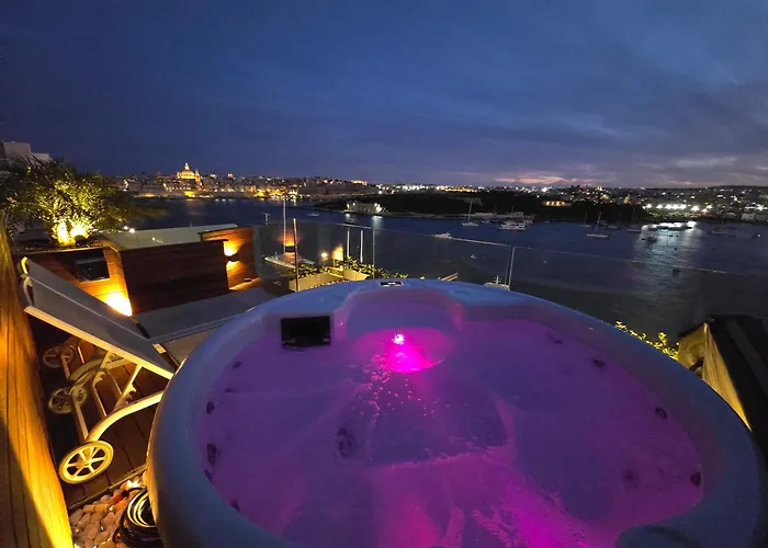 Apartment Unique Seafront Triplex Penthouse With Panoramic Bedroom & Rooftop Jacuzzi Overlooking Valletta *
