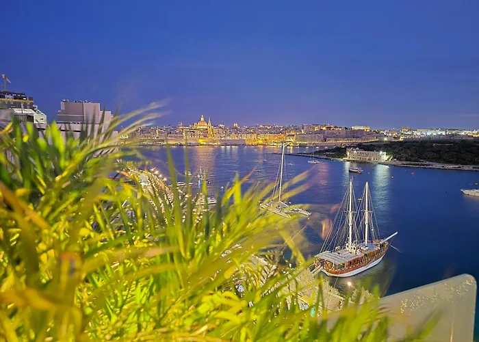 Unique Seafront Triplex Penthouse With Panoramic Bedroom & Rooftop Jacuzzi Overlooking Valletta