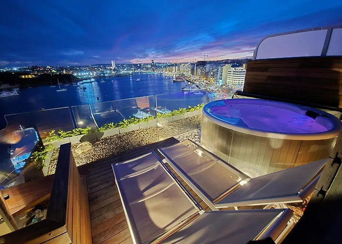 Unique Seafront Triplex Penthouse With Panoramic Bedroom & Rooftop Jacuzzi Overlooking Valletta Apartment *