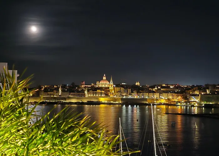 Unique Seafront Triplex Penthouse With Panoramic Bedroom & Rooftop Jacuzzi Overlooking Valletta Sliema