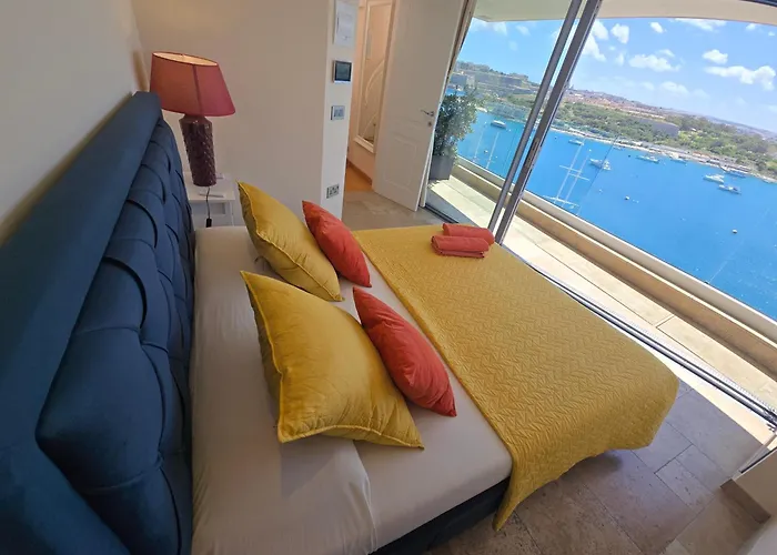 Unique Seafront Triplex Penthouse With Panoramic Bedroom & Rooftop Jacuzzi Overlooking Valletta * Sliema