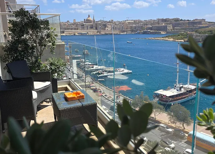 Apartment Unique Seafront Triplex Penthouse With Panoramic Bedroom & Rooftop Jacuzzi Overlooking Valletta *