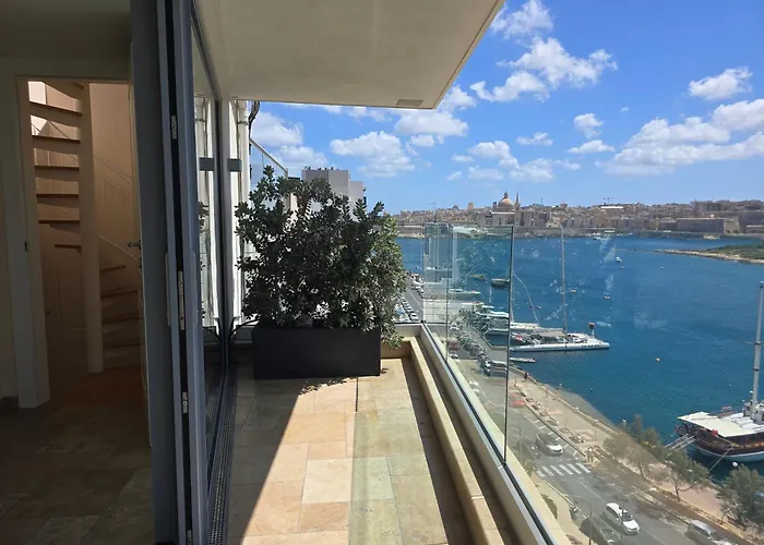 Apartment Unique Seafront Triplex Penthouse With Panoramic Bedroom & Rooftop Jacuzzi Overlooking Valletta *