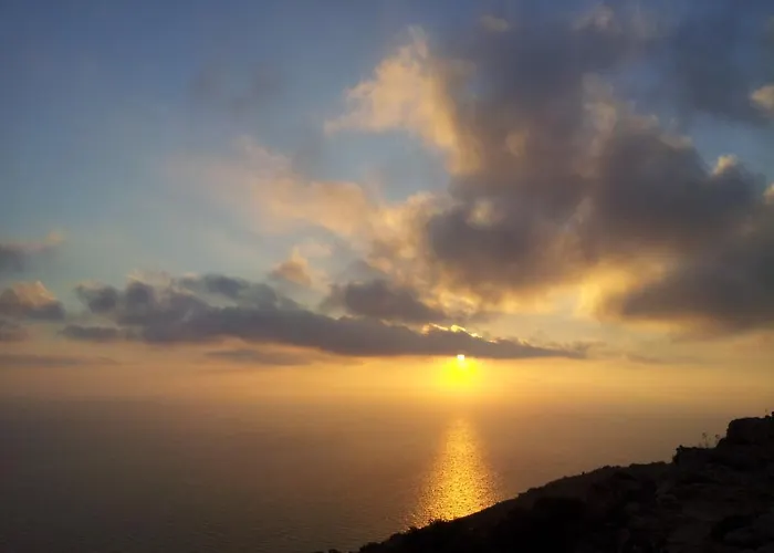 Unique Seafront Triplex Penthouse With Panoramic Bedroom & Rooftop Jacuzzi Overlooking Valletta