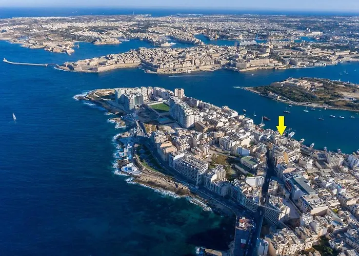 Unique Seafront Triplex Penthouse With Panoramic Bedroom & Rooftop Jacuzzi Overlooking Valletta * Sliema